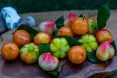 关闭kanomchoup传统的泰国甜点使绿色椰子牛奶糖果冻可删除的模仿水果使绿色椰子牛奶糖果冻水果形状木