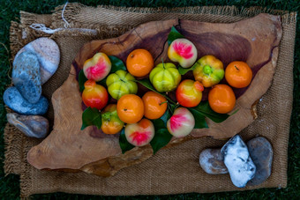 kanomchoup传统的泰国甜点使绿色椰子牛奶糖果冻可删除的模仿水果使绿色椰子牛奶糖果冻水果形状木