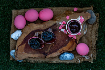 粉红色的世纪鸡蛋pidan鸡蛋保存蛋<strong>百年</strong>不遇的蛋数千年蛋中国人保存食物产品美味使保存鸭鸡混合物灰盐红色的石灰钠碳酸盐岩茶叶子锌氧化