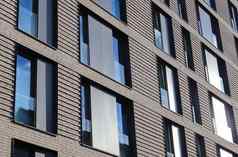 现代办公室建筑外墙玻璃反映阳光窗户