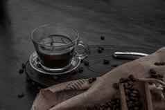 杯咖啡咖啡豆子旋转木独家新闻咖啡豆子木黑暗石头背景斜视图前复制空间文本