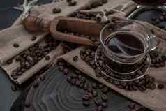 杯咖啡咖啡豆子旋转木独家新闻咖啡豆子木黑暗石头背景特写镜头