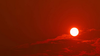 轮大太阳红色的日落天空晚上空间灵感报价美自然美丽的夏天日落天空宁静的和平背景热温度朱砂天空