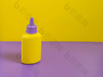 黄色的瓶紫色的帽站紫色的表格黄色的背景