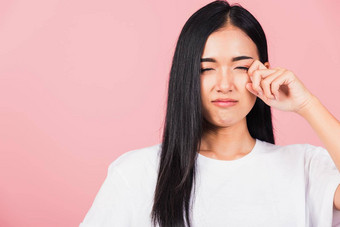 女人坏情绪哭擦眼泪手指