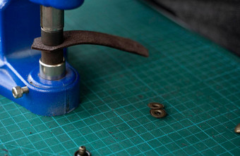 工匠手新闻设置快照皮革使钱包手压力提前紧迫的机工匠皮革车间