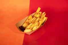 法国薯条酱汁纸板外卖食物彩色的背景