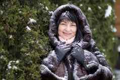 上了年纪的女人皮毛罩覆盖雪