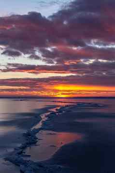 色彩斑斓的美丽的日落湖巴拉顿湖