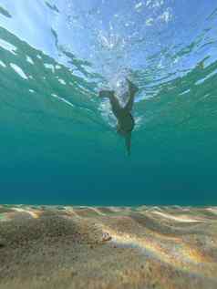 运动男人。游泳清晰的海水西班牙语科斯塔布拉瓦夏天