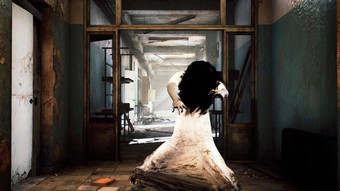 可怕的女孩白色衣服<strong>僵尸</strong>移动被遗弃的神秘的房子视图被遗弃的世界末日房子呈现