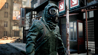 流浪男人。军事保护服装气体面具走毁了城市概念末日后世界核战争呈现