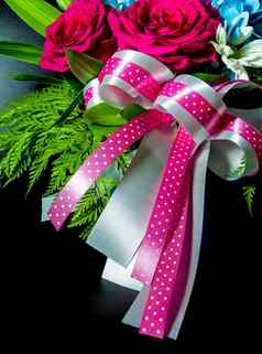 丝带弓银粉红色的点模式美丽的花花束
