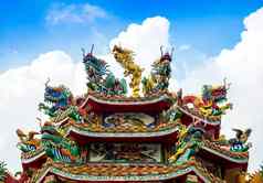 色彩斑斓的中国人龙天鹅雕塑屋顶中国人寺庙