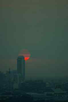 红色的太阳晚上云高建筑大城市