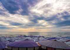 大伞拥挤的海滩