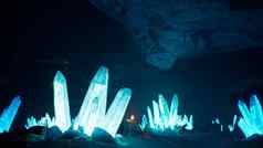 蓝色的神秘的洞穴魔法闪闪发光的晶体呈现