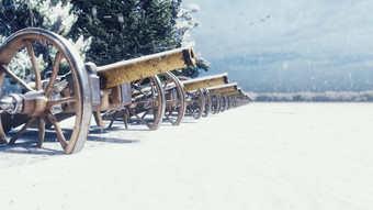 中世纪的大炮冬天场雪多云的一天战斗下降雪飘大炮准备好了战斗呈现