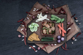 泰国食物搅拌炸鱼球红色的咖喱粘贴长豆成分新鲜的蔬菜木背景图片