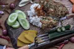 当地的泰国食物风格手勺子独家新闻炸金合欢pennata煎蛋卷车-om鸡蛋茉莉花大米成分新鲜的蔬菜木背景