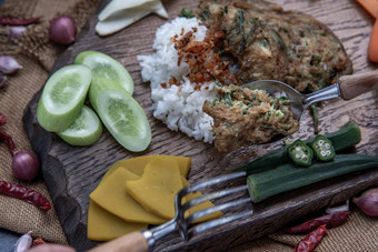 当地的泰国食物风格手勺子独家新闻炸金合欢pennata煎蛋卷车-om鸡蛋茉莉花大米成分新鲜的蔬菜木背景图片