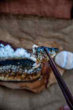 手筷子选择萨巴岛鱼烤大米红烧的酱汁麻布背景