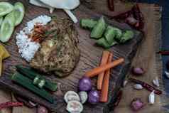 当地的泰国食物风格炸金合欢pennata煎蛋卷车-om鸡蛋茉莉花大米成分新鲜的蔬菜木背景泰国厨房