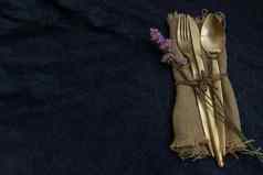 集青铜餐具勺子叉刀黑色的背景