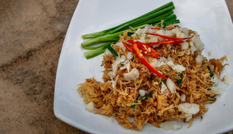 亚洲吃食物跟grob甜蜜的酸脆皮面条使泰国大米面条甜蜜的酸酱汁白色板甜蜜的酸脆皮大米面条