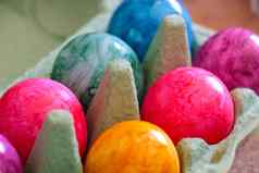 色彩斑斓的复活节鸡蛋蛋纸箱