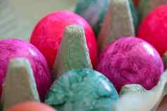 色彩斑斓的鸡蛋包准备复活节
