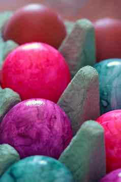色彩斑斓的复活节鸡蛋蛋纸箱