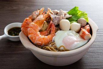 粘土能绮跟海鲜面条汤