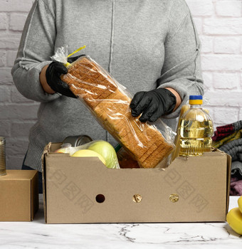 女人灰色的毛衣包装食物纸板盒子概念援助<strong>志愿服务</strong>