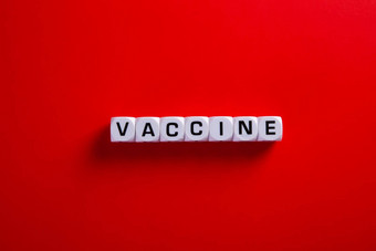 医疗科维德概念单词“疫苗”红色的背景