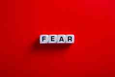 医疗科维德概念单词“恐惧”红色的背景