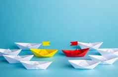 红色的领袖纸船领先的蓝色的背景领导概念