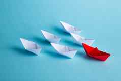 红色的领袖纸船领先的蓝色的背景领导概念