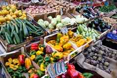 丰富的食物市场摊位西西里岛