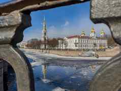 尼古拉斯海军大教堂钟楼伪造的晶格清晰的阳光明媚的一天春天冰漂移kryukovgriboyedov运河视图桥梁路堤