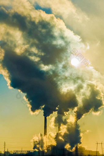 日落工业城市工厂烟囱烟环境问题环境<strong>大气污染</strong>气候改变环境灾难天空烟雾缭绕的有毒物质