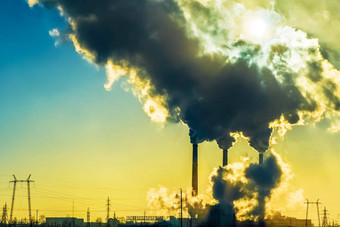 日落工业城市工厂烟囱烟环境问题环境<strong>大气污染</strong>气候改变环境灾难天空烟雾缭绕的有毒物质