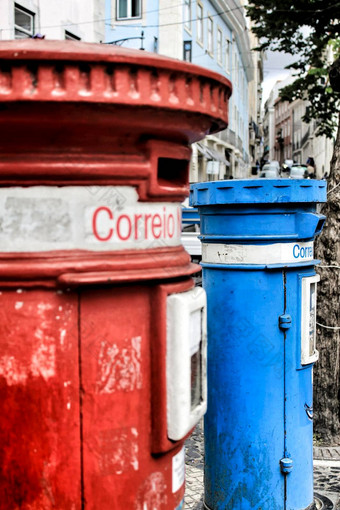 色彩斑斓的金属古董邮件盒子红色的蓝色的颜色街