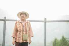 上了年纪的女老女人旅行者旅行人行桥公园高级生活方式