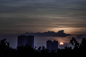 自然日落晚上市中心轮廓曼谷
