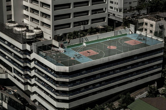 空中色彩斑斓的篮球法院屋顶停车很多建筑曼谷