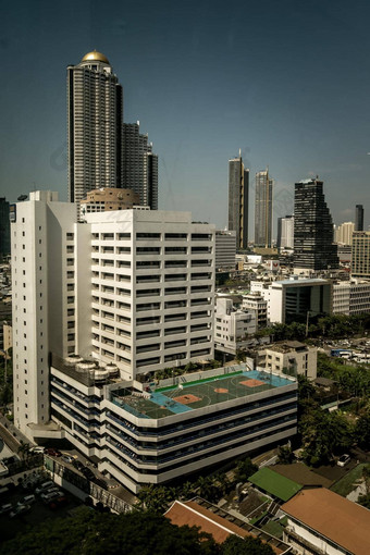 空中色彩斑斓的<strong>篮球</strong>法院屋顶停车很多建筑曼谷