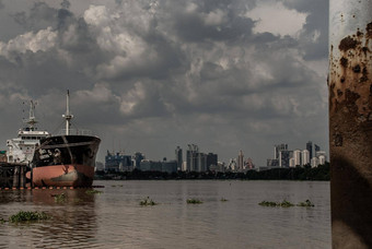视图平静的码头潮phraya河货物船只停靠河
