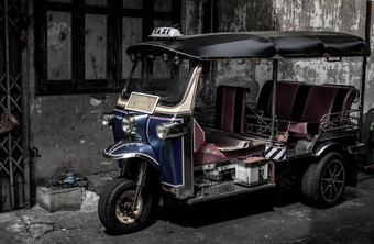 著名的蓝色的嘟嘟车嘟嘟车泰国传统的出租车古老的墙