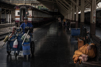 和尚睡眠木椅子等待火车区域提供主要铁路站华lamphong